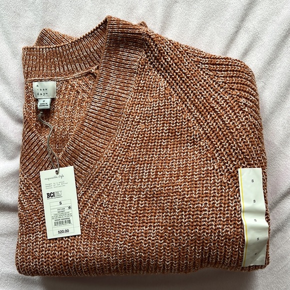 Orange V-neck sweater- new with tags - Picture 3 of 3